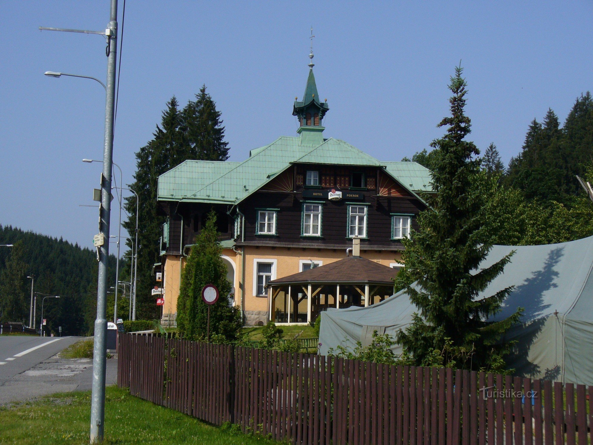 Hotel Pokrok Bílá