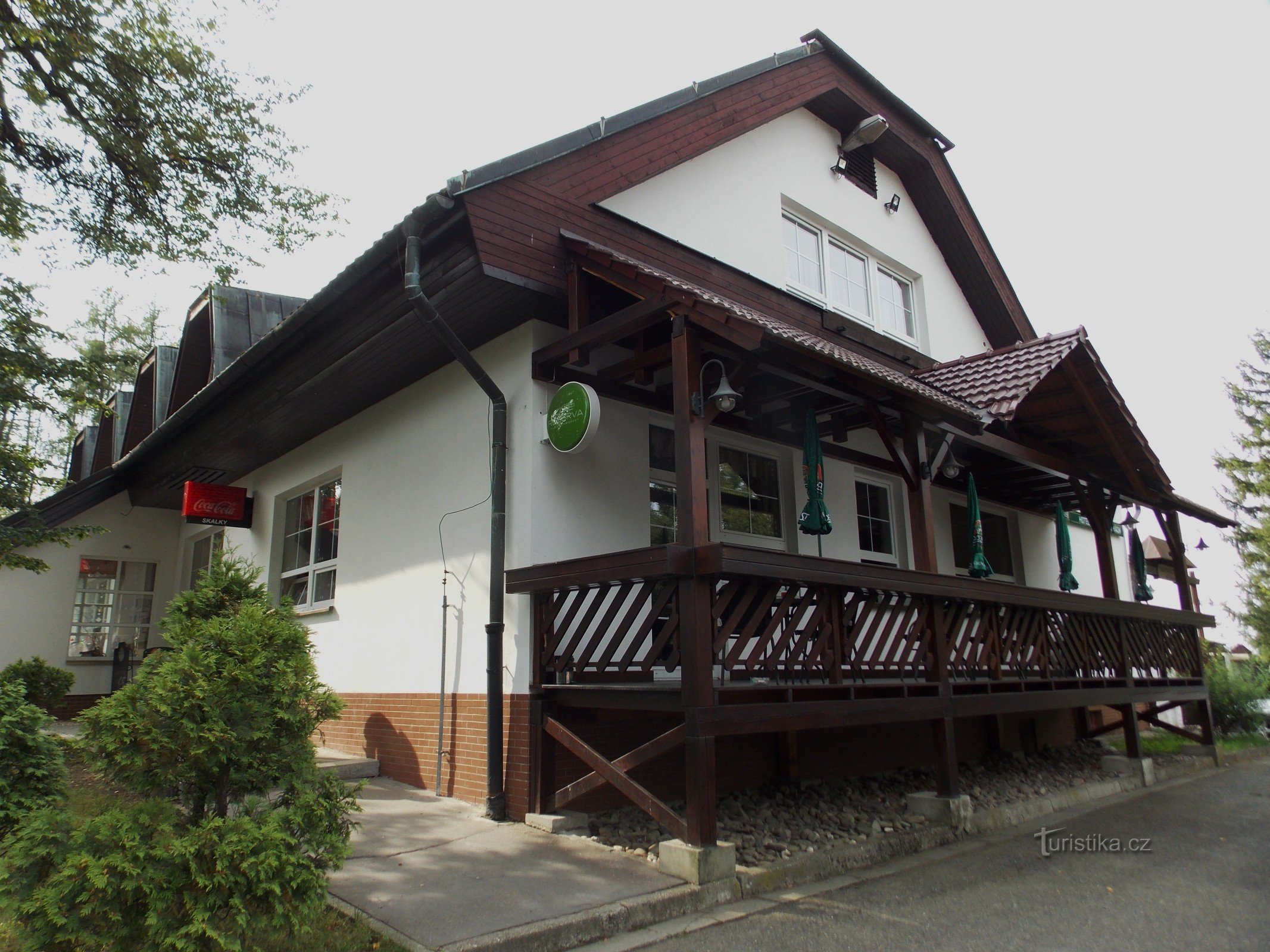 Nové Jičín近くのSkalkaのレクリエーションエリアにレストランがあるホテル