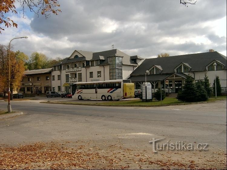 Hotel Tuchlovice : L'hôtel est situé au centre du village balnéaire de Tuchlovice, à 3 km de