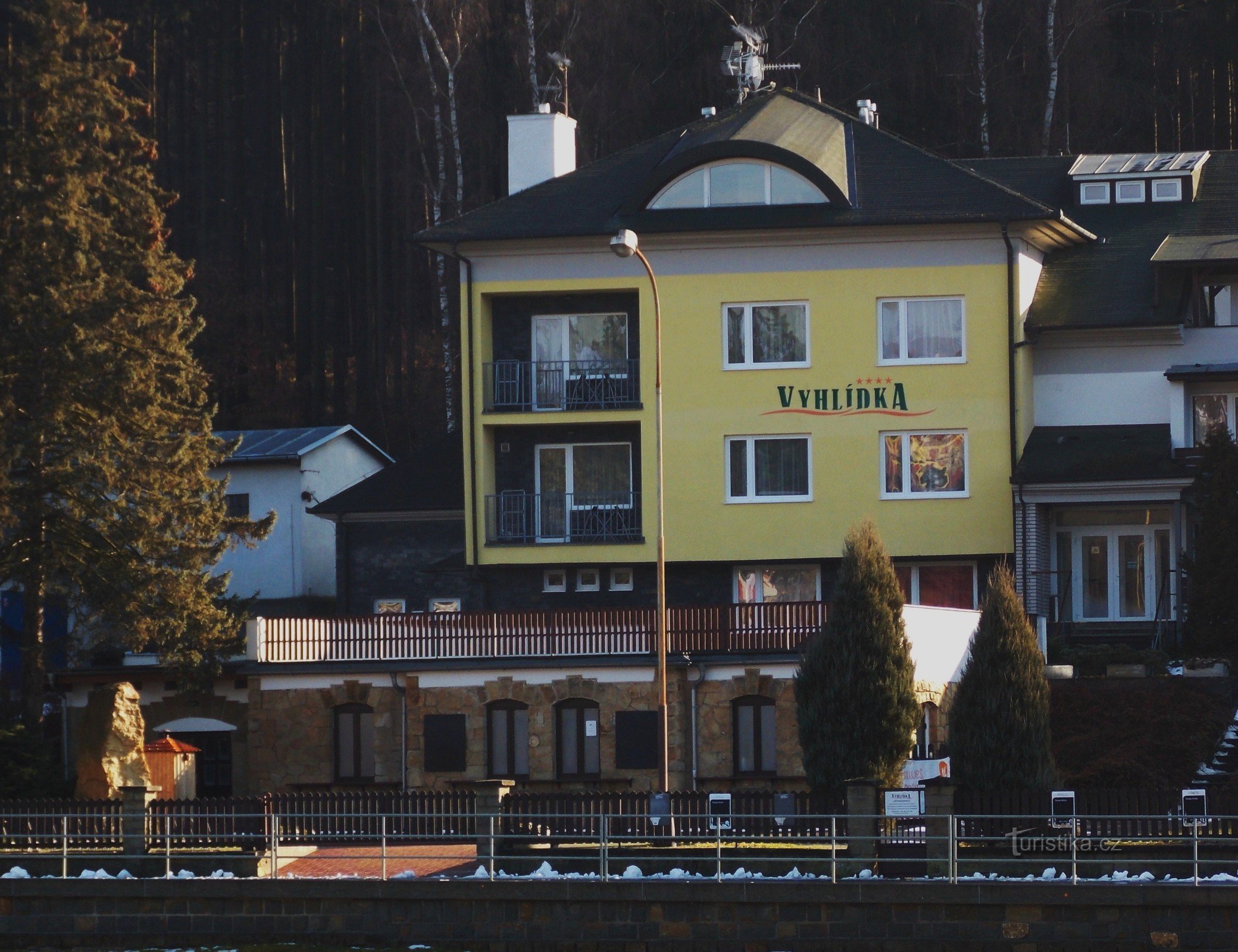 Hotel Vyhlídka nær dæmningen i Luhačovice