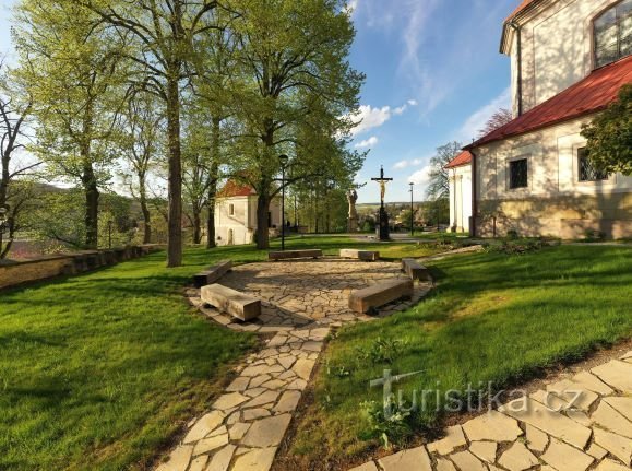 Un jeu dans le jardin d'une villa art nouveau et d'une vallée pleine de prairies