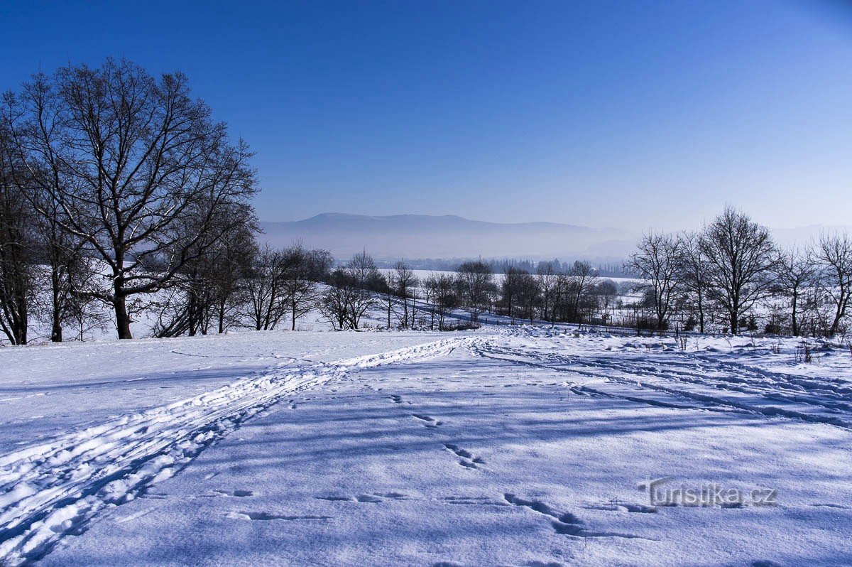 Montañas Hraběšík sobre la niebla