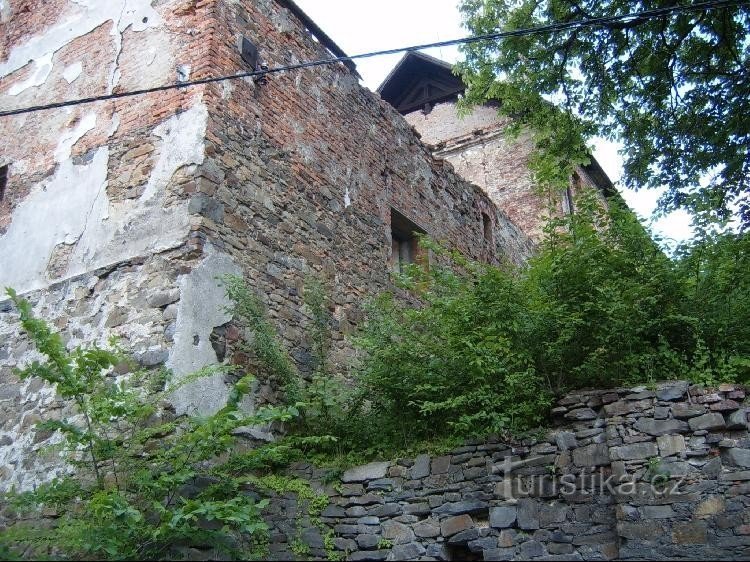 Hrabina - pozostałości zamku: Mur oporowy i budynek gospodarczy