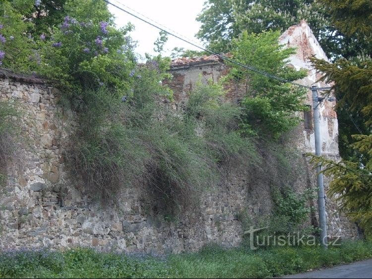 Condesa - restos del castillo: Muro de contención y edificio de la granja