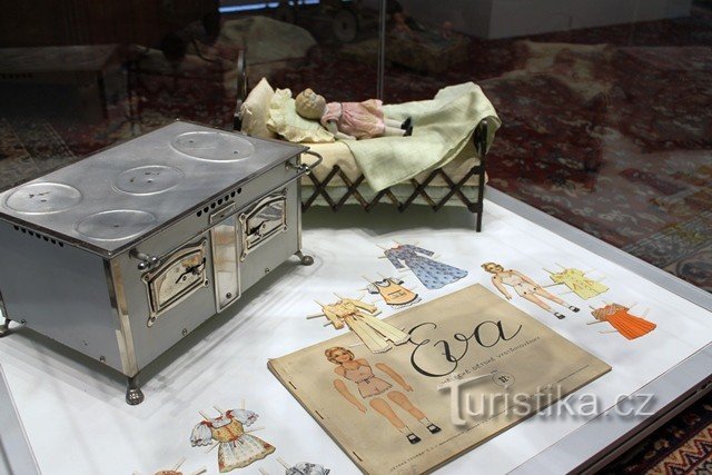 Ljudi se mogu diviti starim i novijim igračkama u Muzeju jugoistočne Moravske u Zlínu