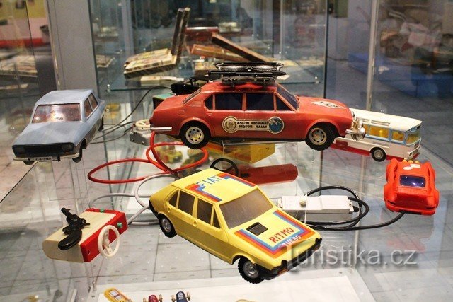 Le persone possono ammirare giocattoli antichi e recenti nel Museo della Moravia sudorientale a Zlín