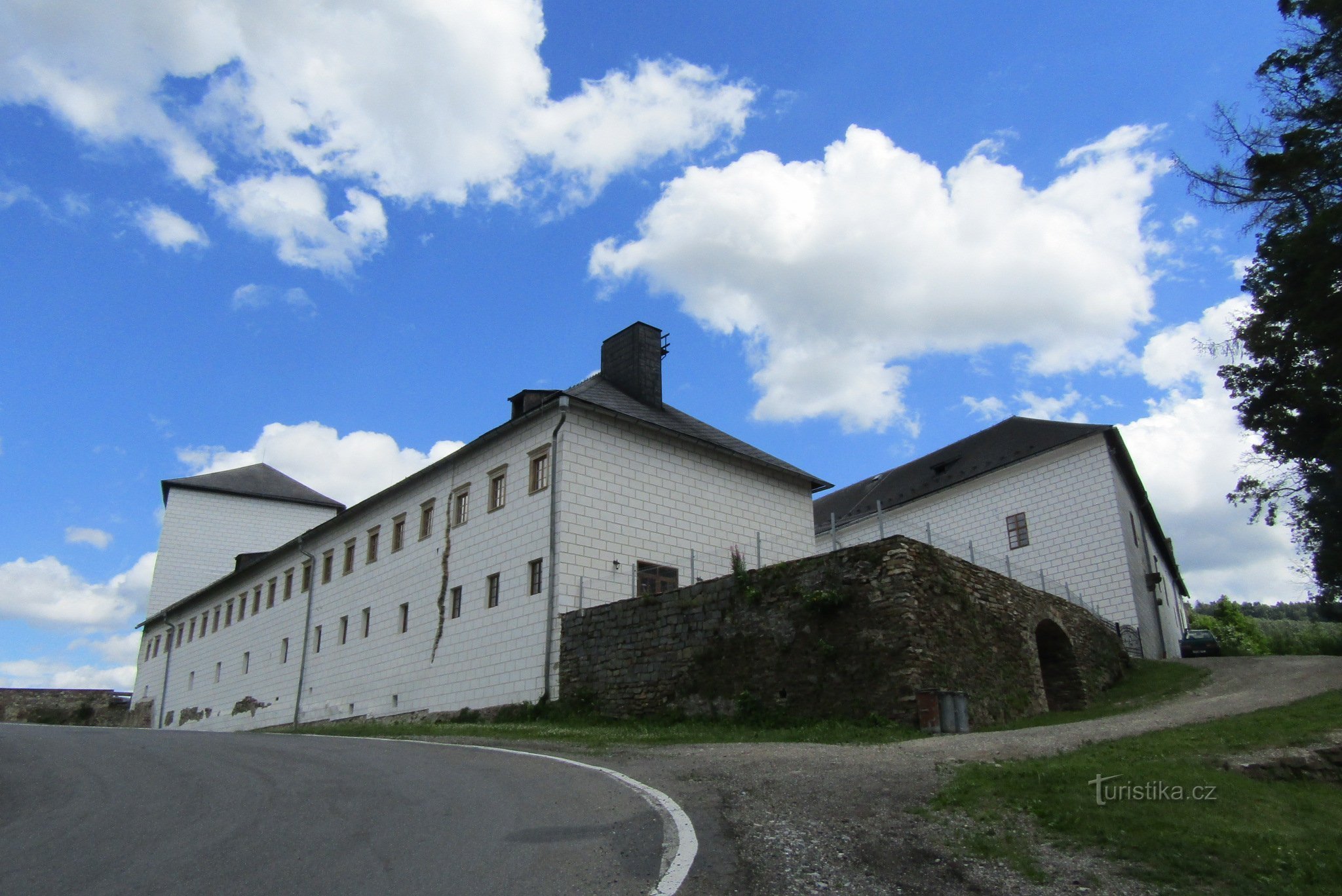 Burg und Schloss Kolštejn im Dorf Branná
