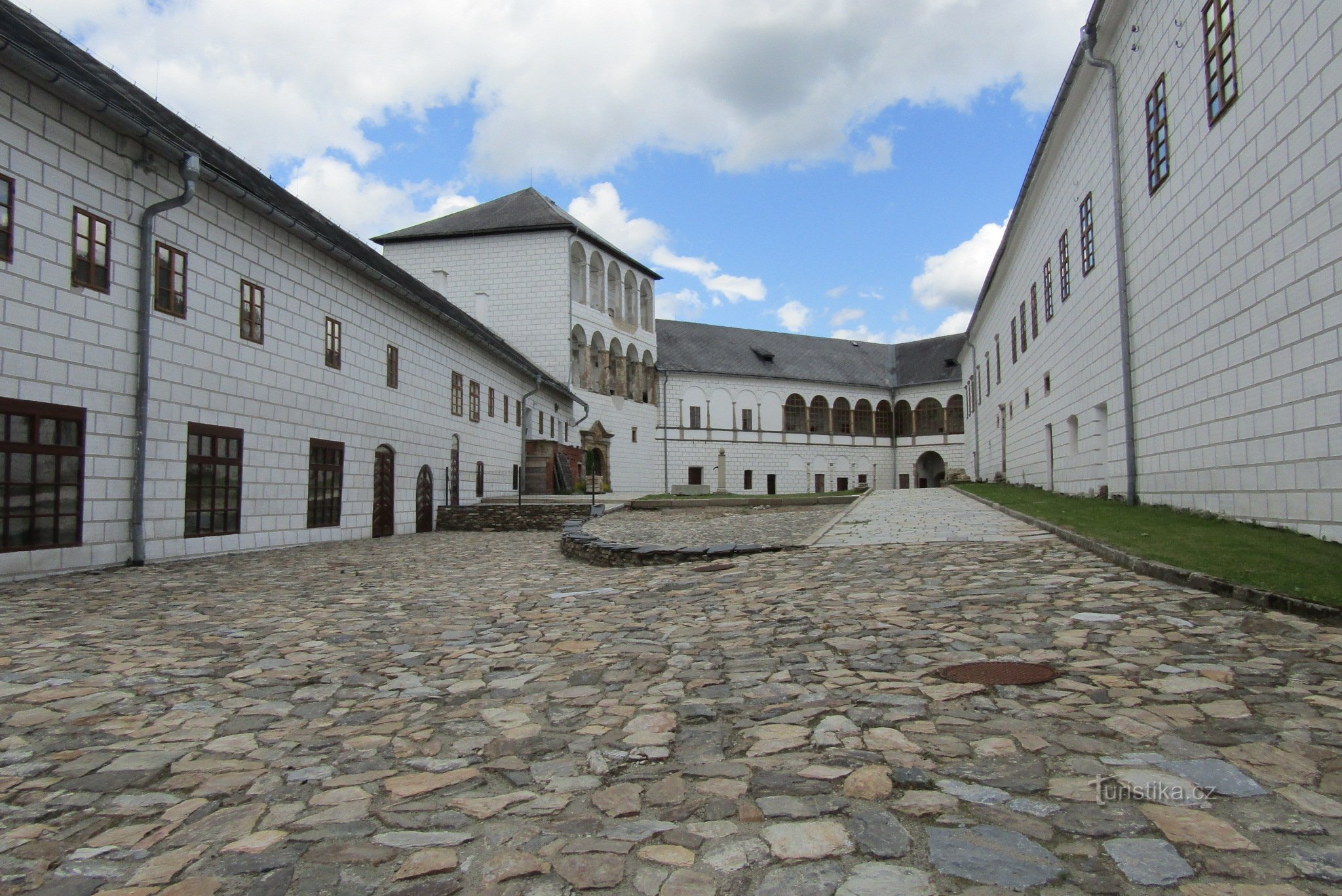 Kolštejns slott och slott i byn Branná