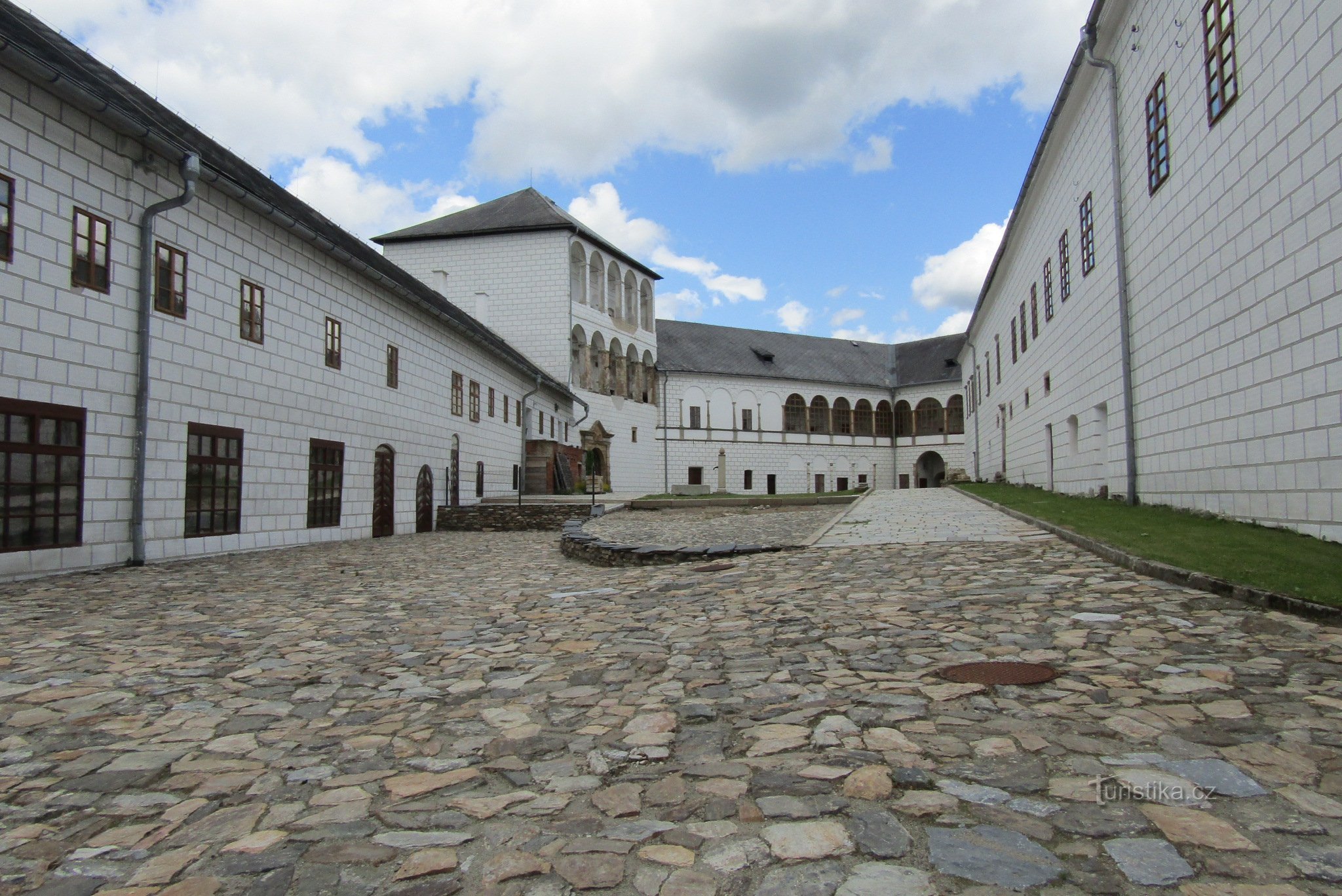 Castelo e castelo Kolštejn na aldeia de Branná