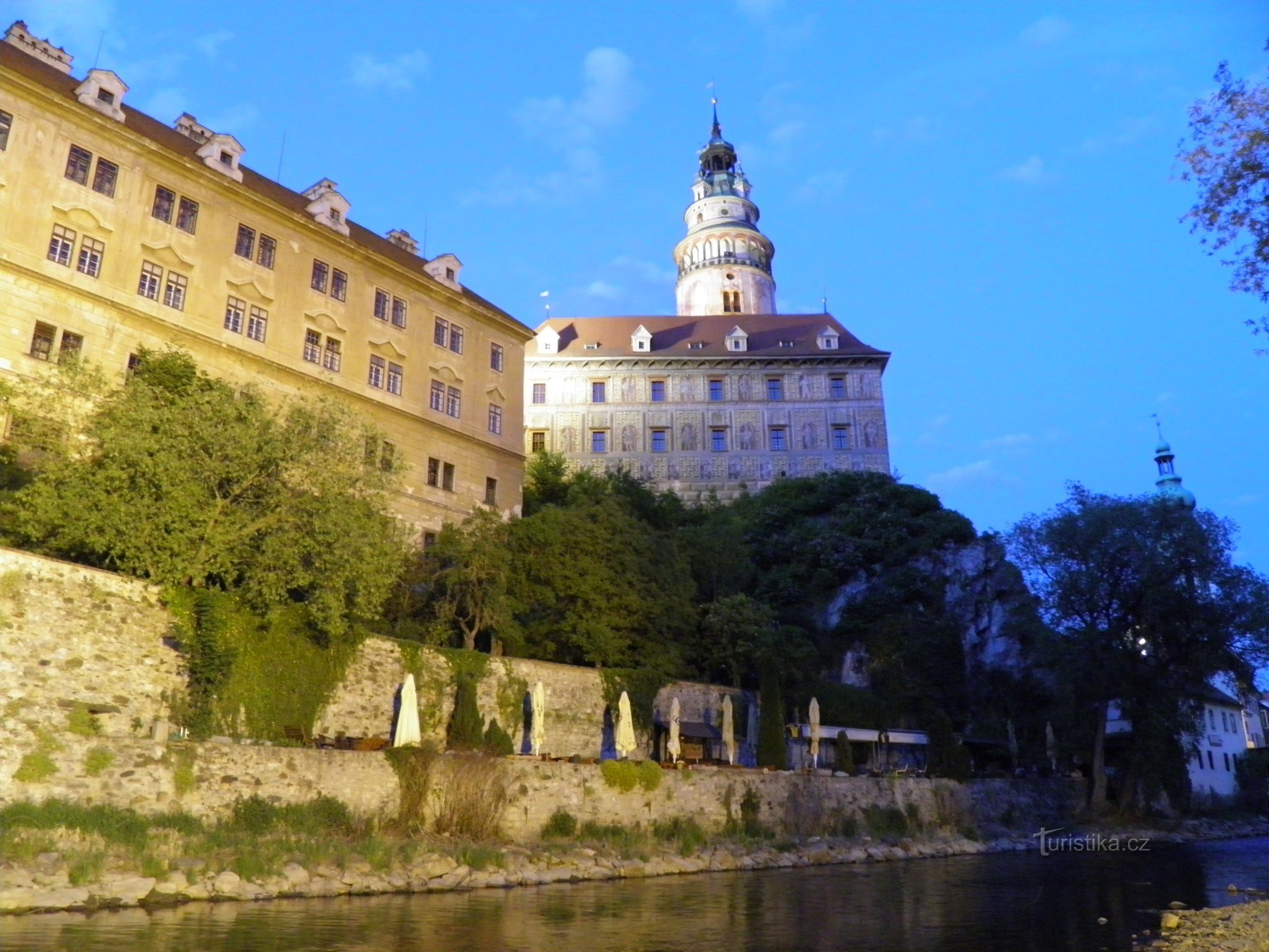Grad in dvorec ob Vltavi.