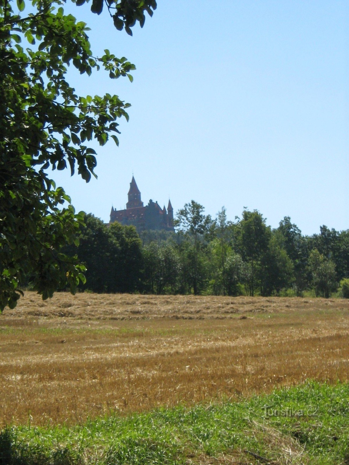 Bouzov slott på avstånd - vid ankomst