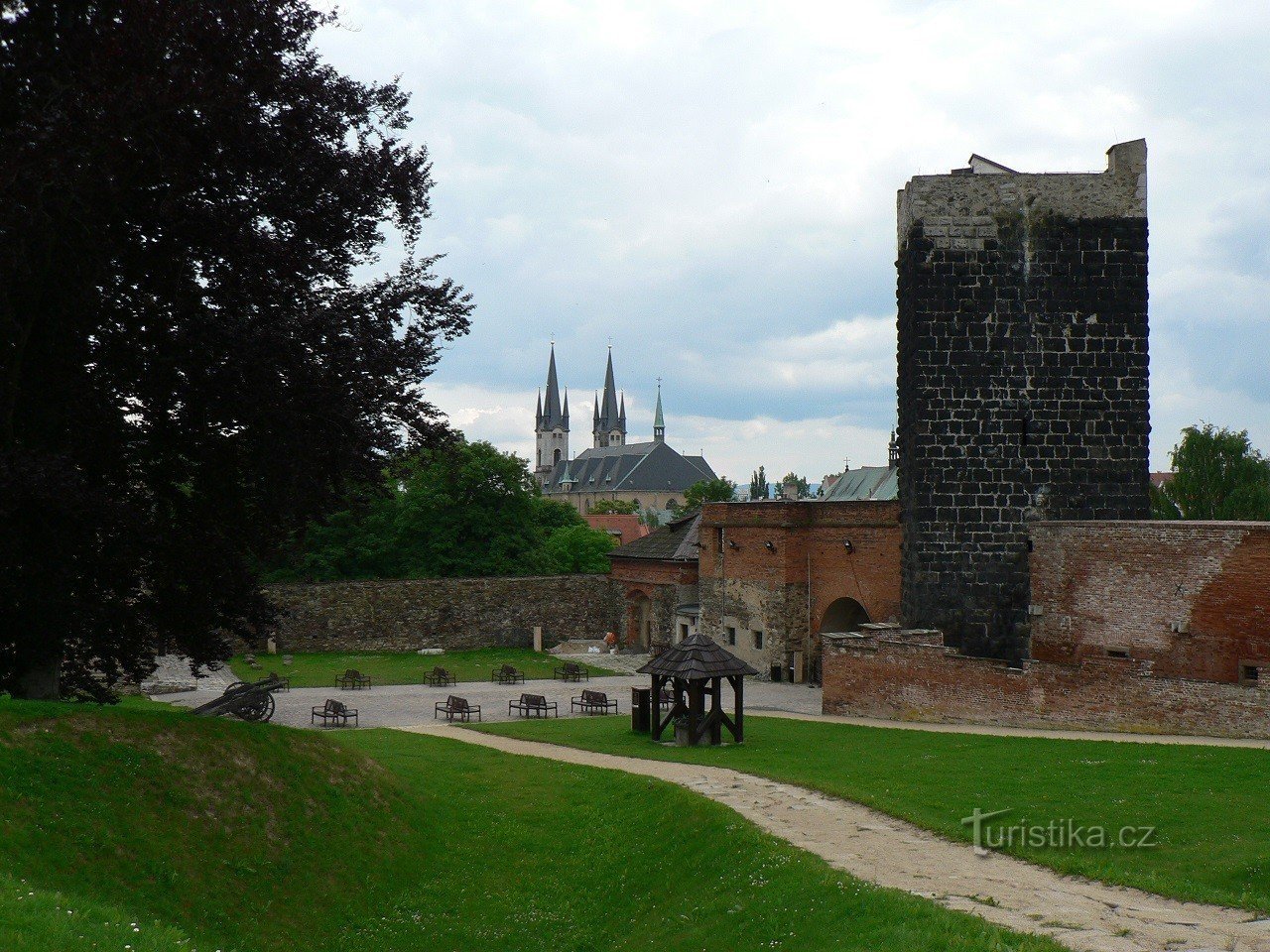 Cheb Castle, de Zwarte Toren op de achtergrond, de kerk van St. Nicolaas