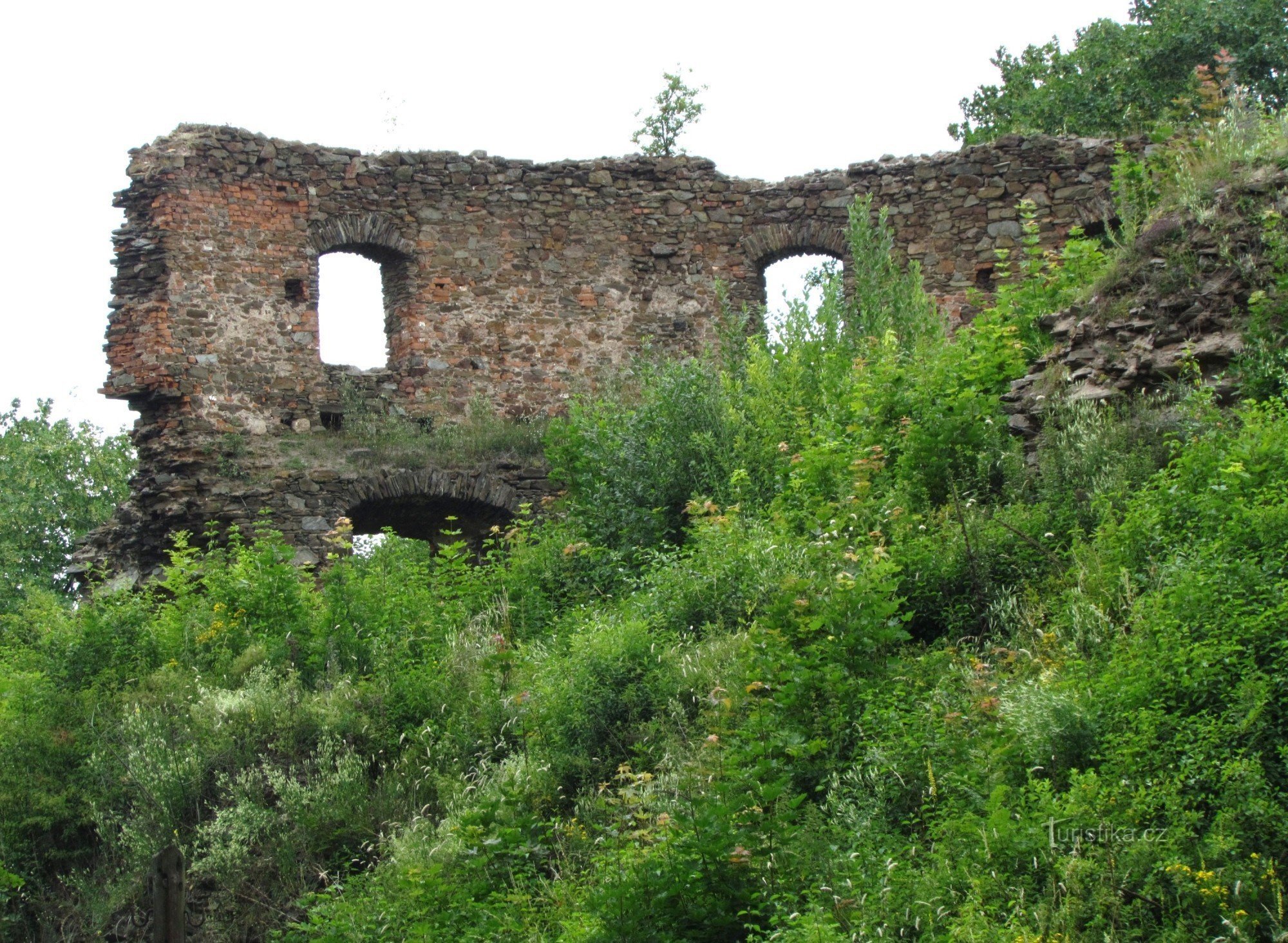 Castillo de Cimburk y ciudad de Trnávka