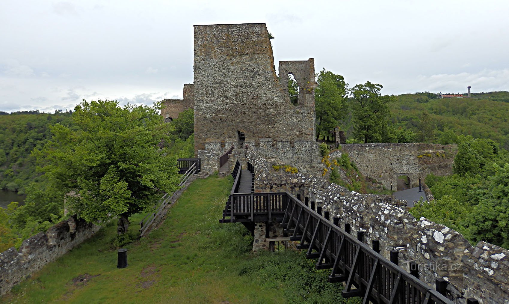 Il castello di Cornštejn fu costruito all'inizio del XIV secolo in stile gotico. Ora si tratta di nascita