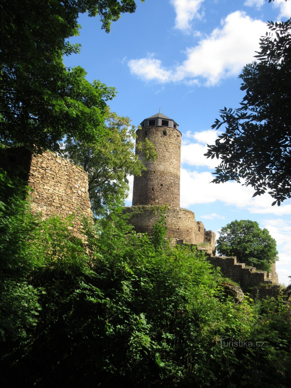 Château de Hasištejn avec tour de guet