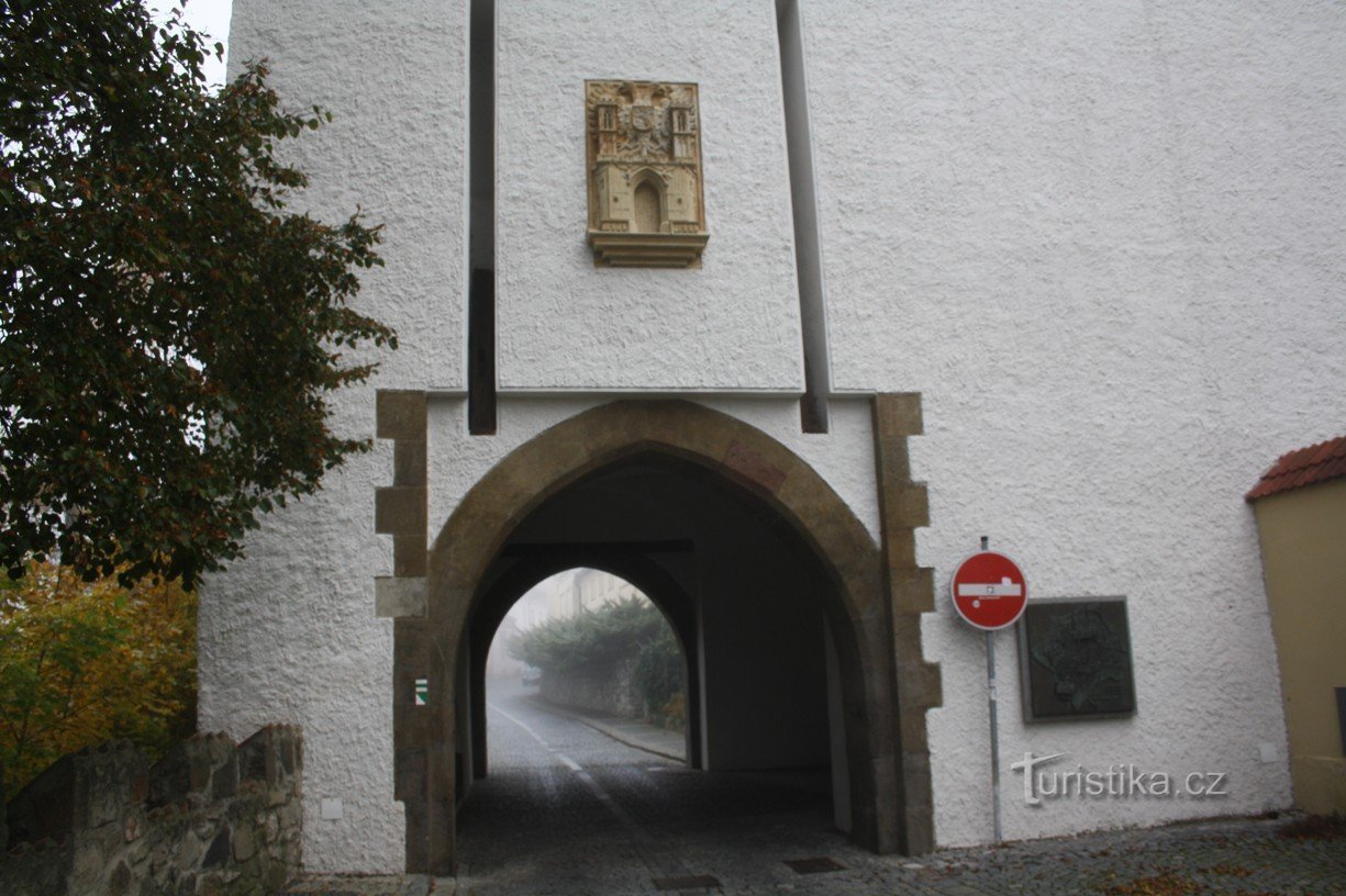 Kasteel Kotnov in de stad Tábor - toren en Bechyňská-poort