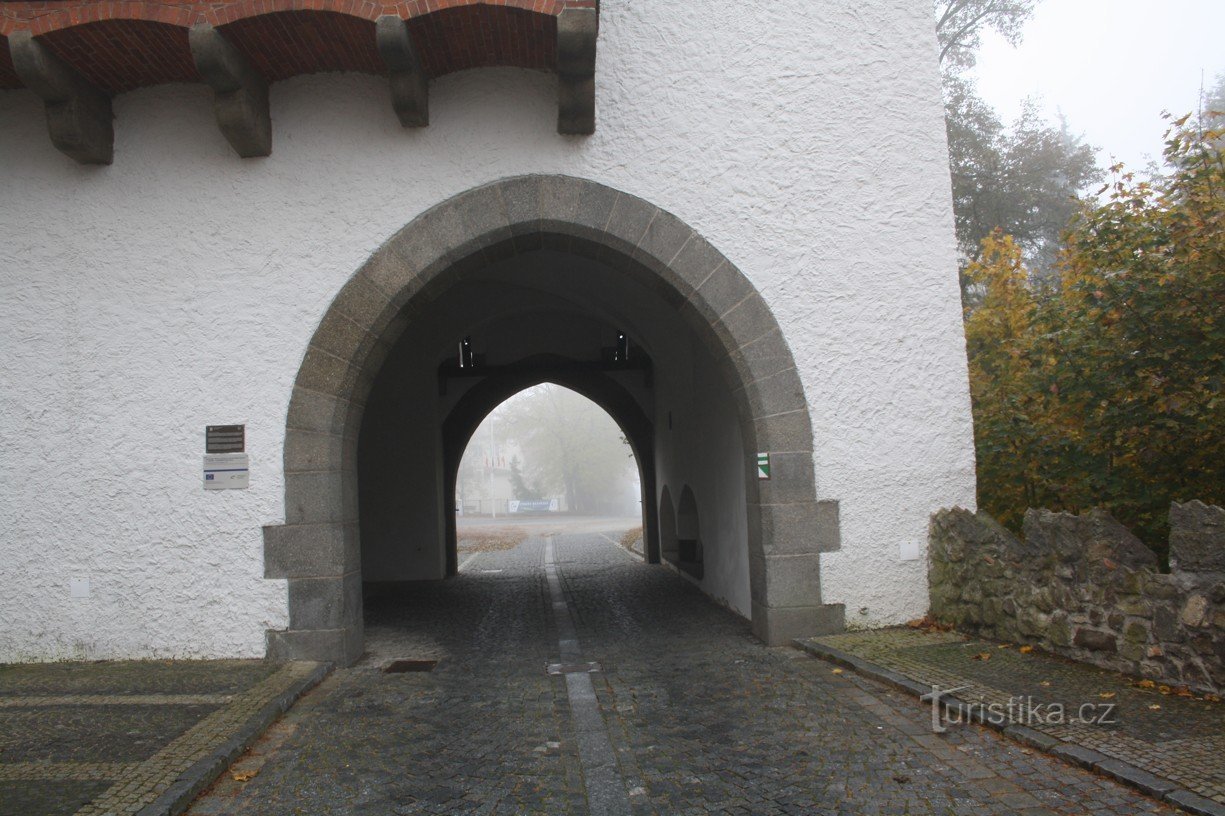 Castillo Kotnov en la ciudad de Tábor – torre y puerta Bechyňská