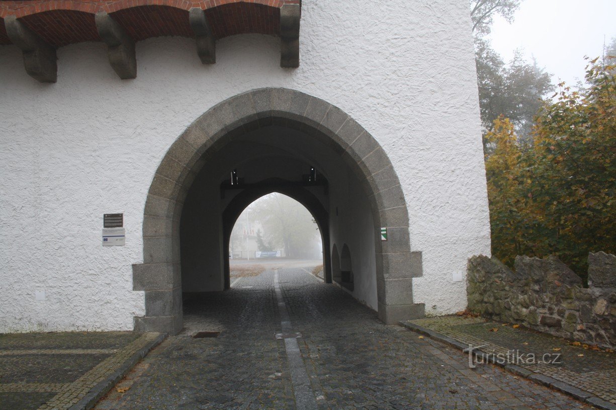 Castello Kotnov nella città di Tábor – torre e porta Bechyňská