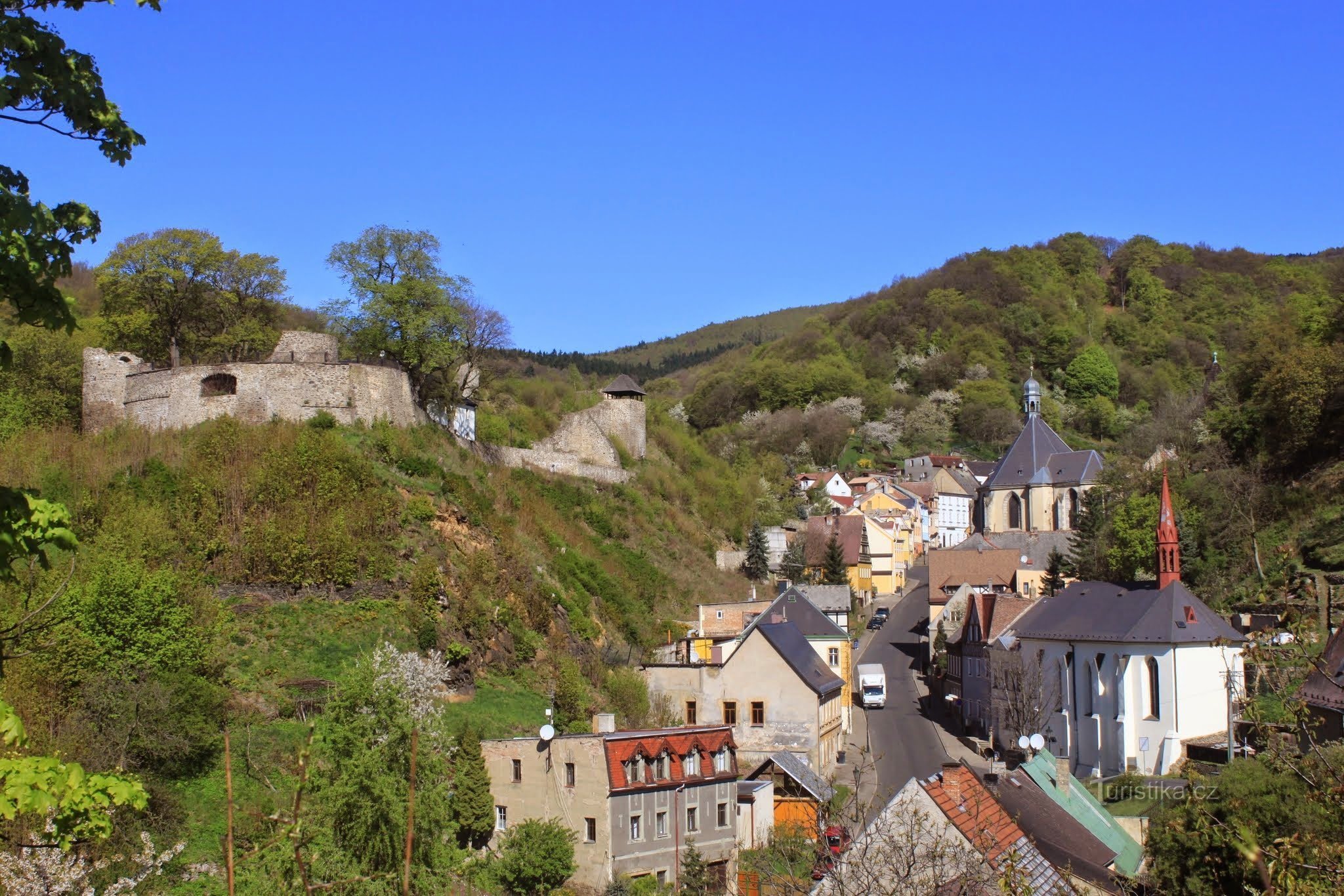 Krupka Castle and today's Husitská Street with the location of the former lower gate (passing