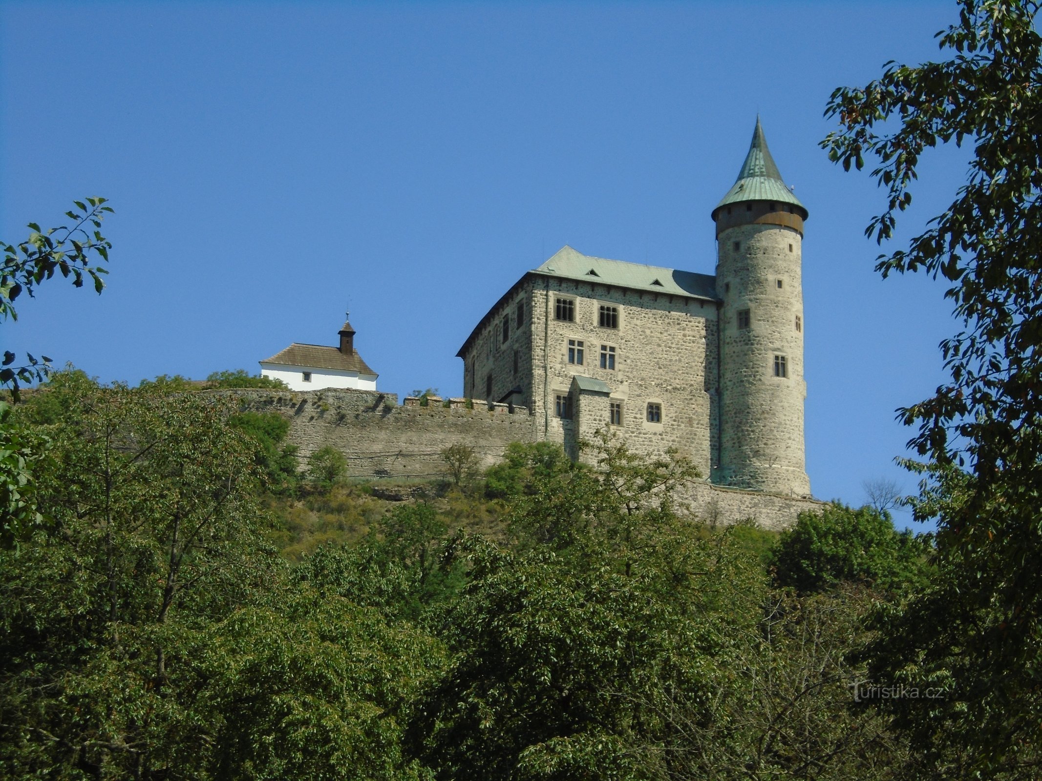 Kasteel Kunětická hora (klein wit object is de kapel van St. Catharina van Alexandrië, Ráby)