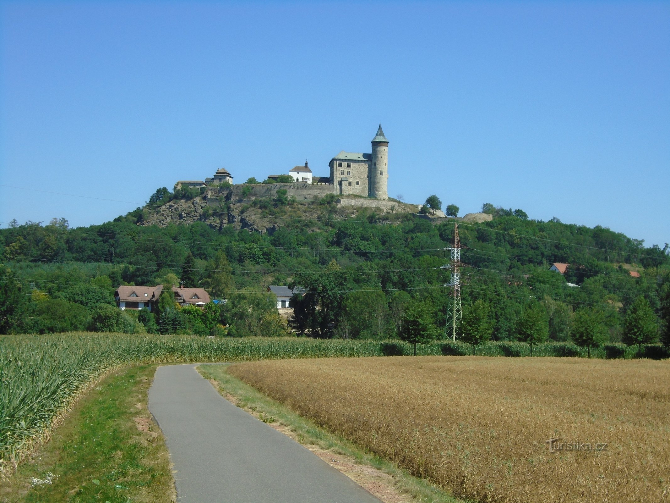 Schloss Kunětická hora (kleines weißes Objekt ist die Kapelle der Hl. Katharina von Alexandria, Ráby)