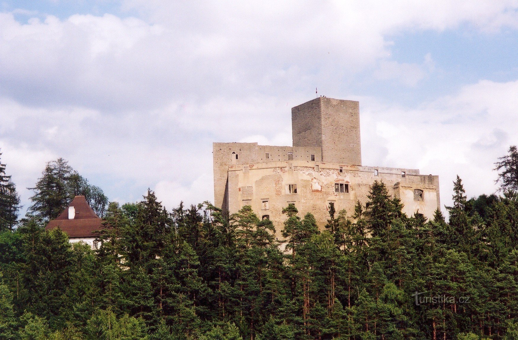 Slottet Landštejn från bosättningen Pomezí