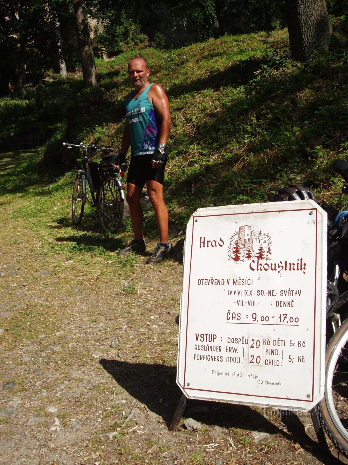 Slottet ligger på en stejl bakke 1 km fra landsbyen Choustník