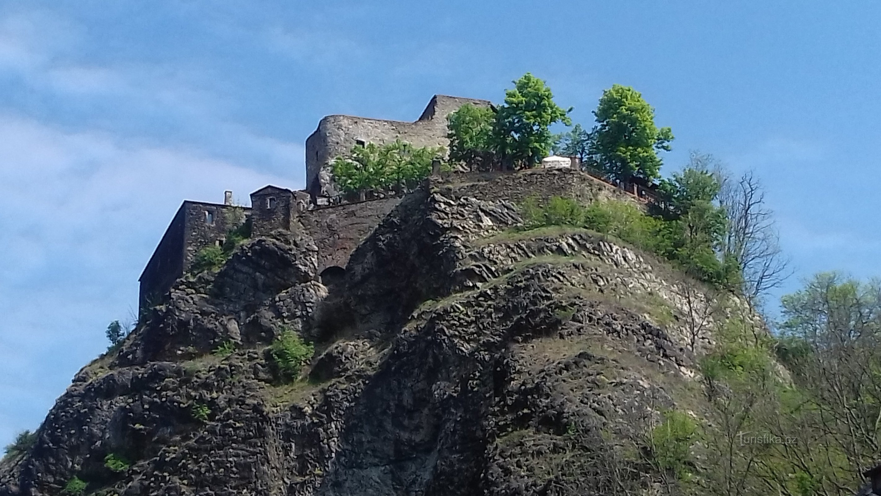 linna kalliolla Elben yläpuolella