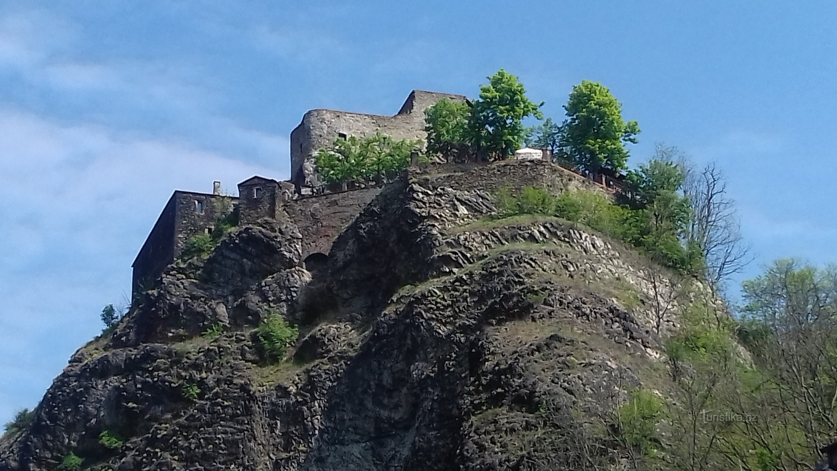 kasteel op de rots boven de Elbe