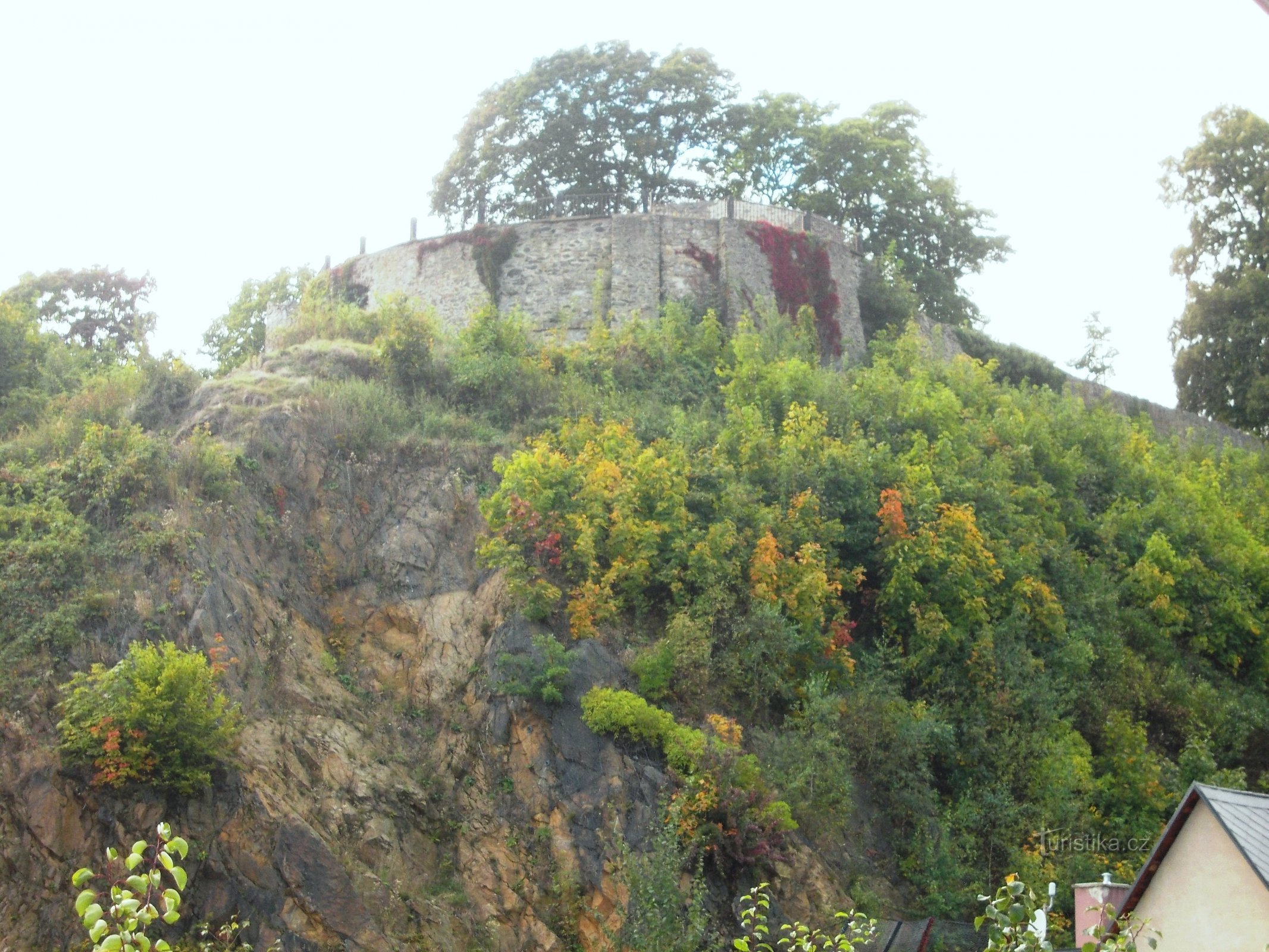 castel pe un promontoriu stâncos