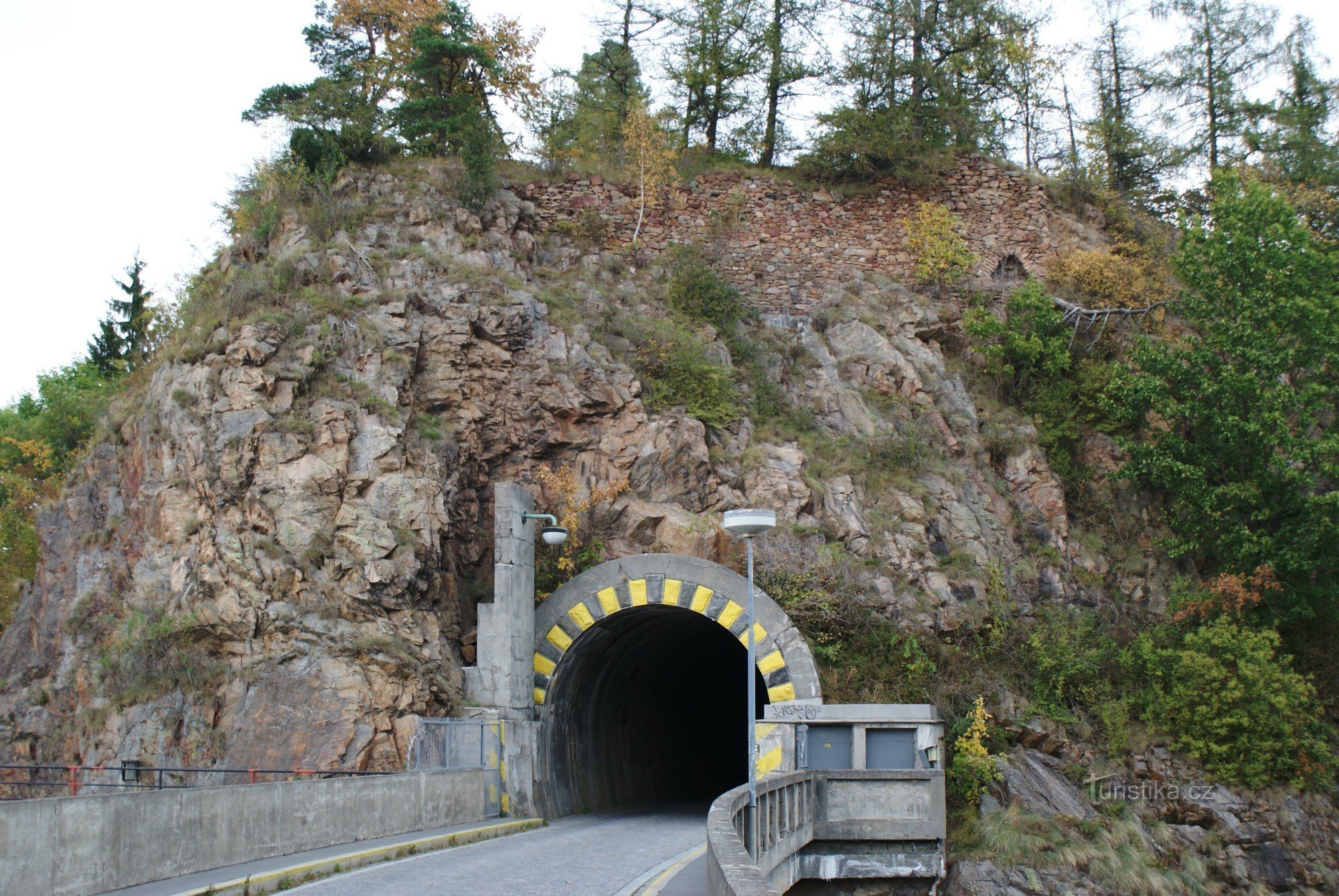 道路トンネルの上の城