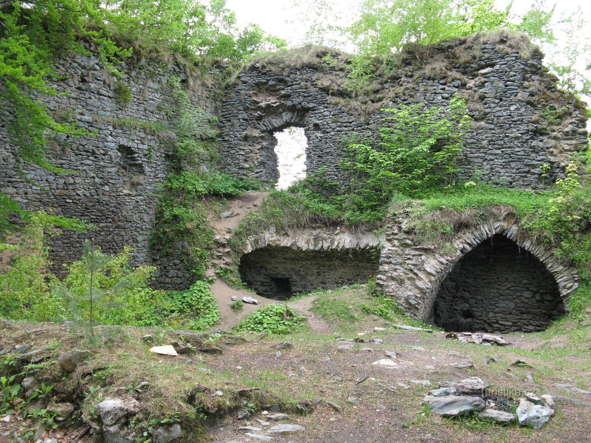 Замок Наваров - остатки подвалов и дворцов
