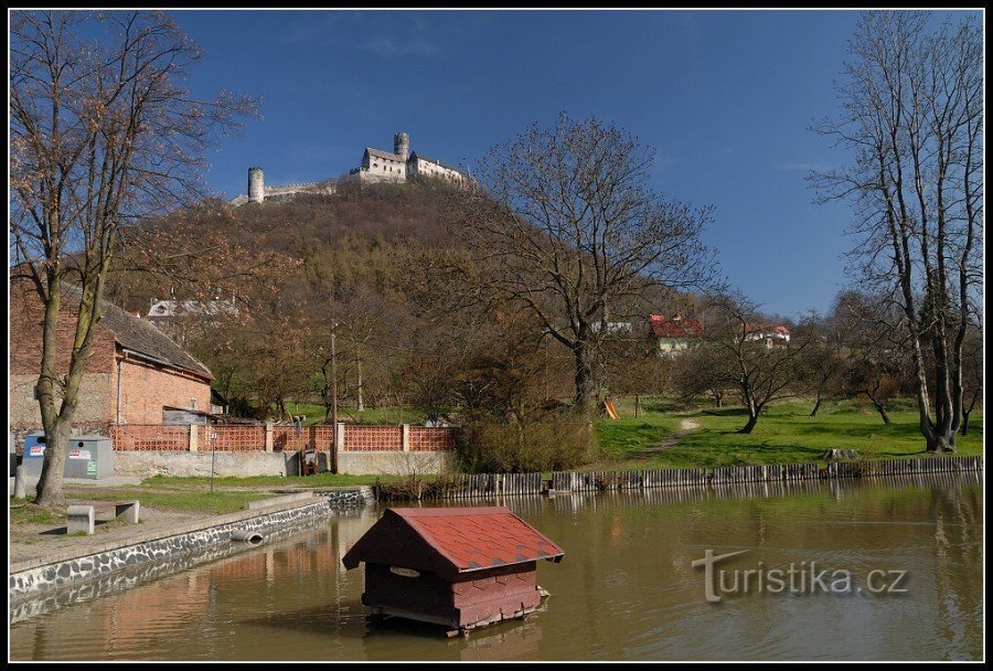 A kastély a parkolóból