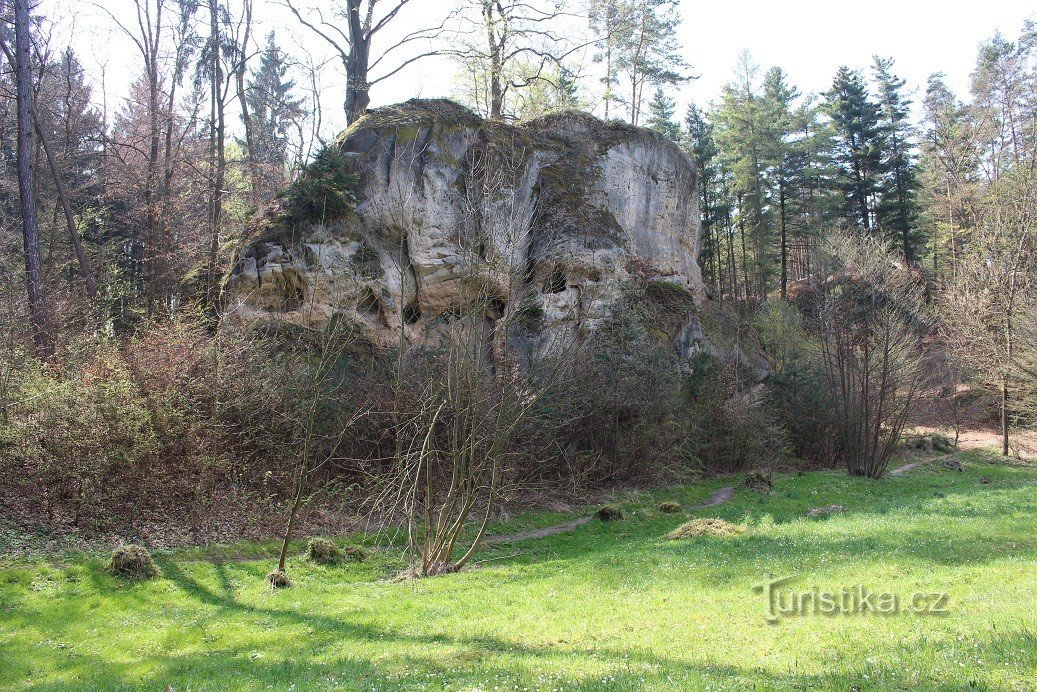 Zamek Pařez, widok z wioski