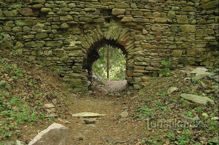 Burg Perštejn: Tor in der Mauer