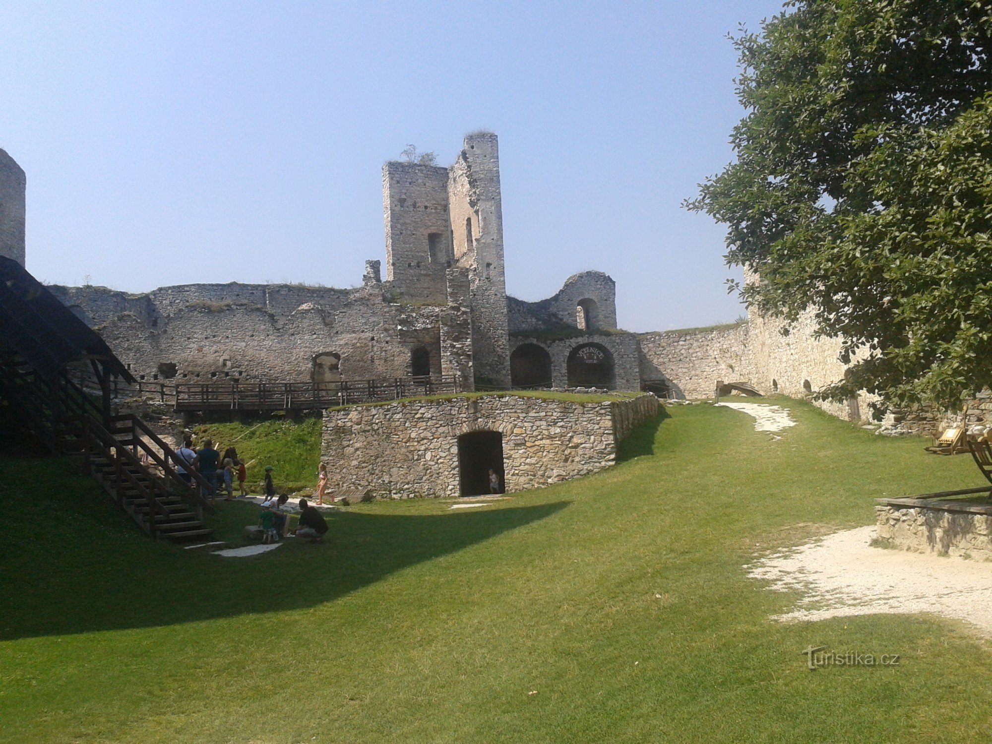 Castelo Rabi - o primeiro pátio