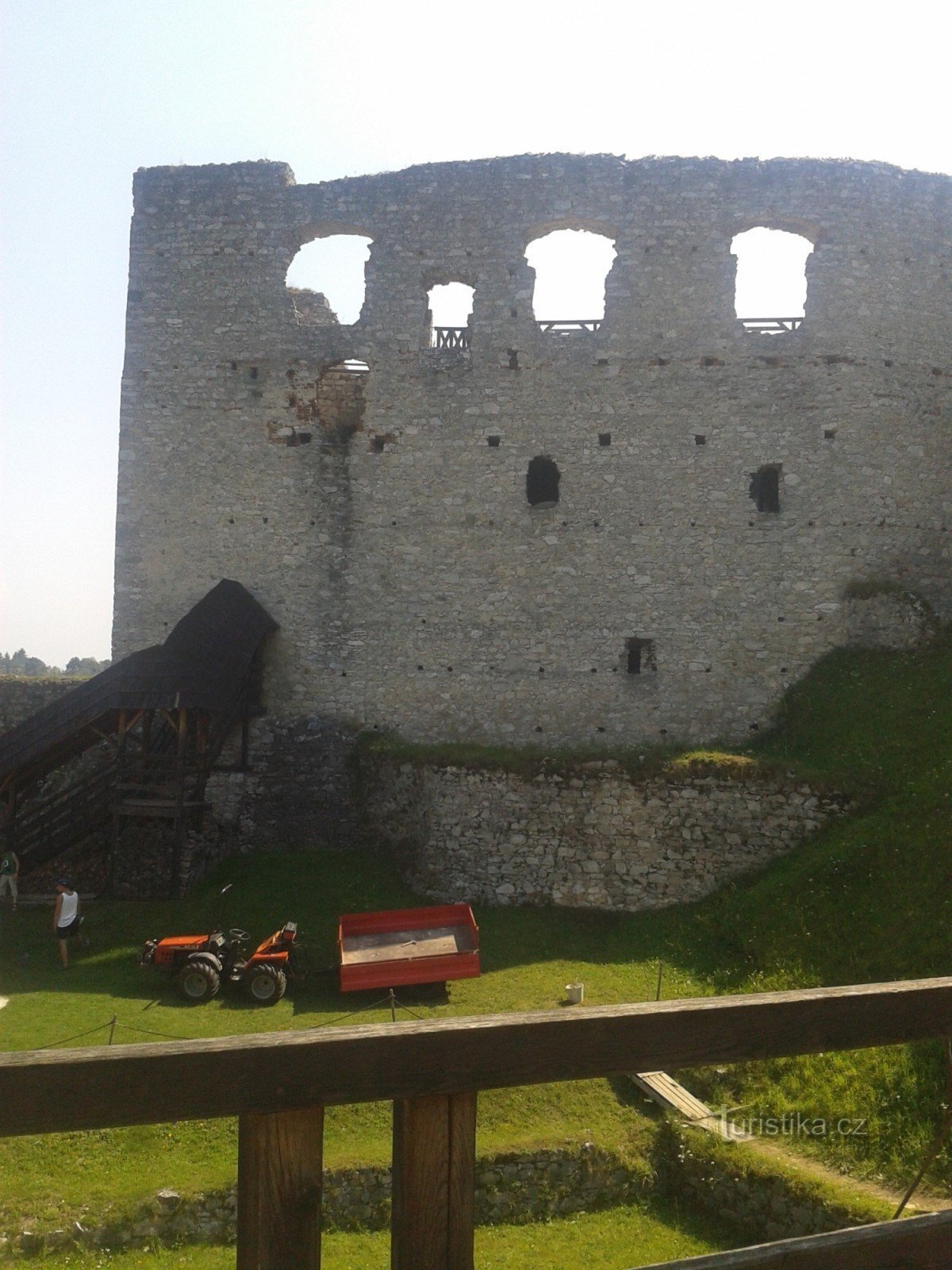 Замок Рабі - перший двір