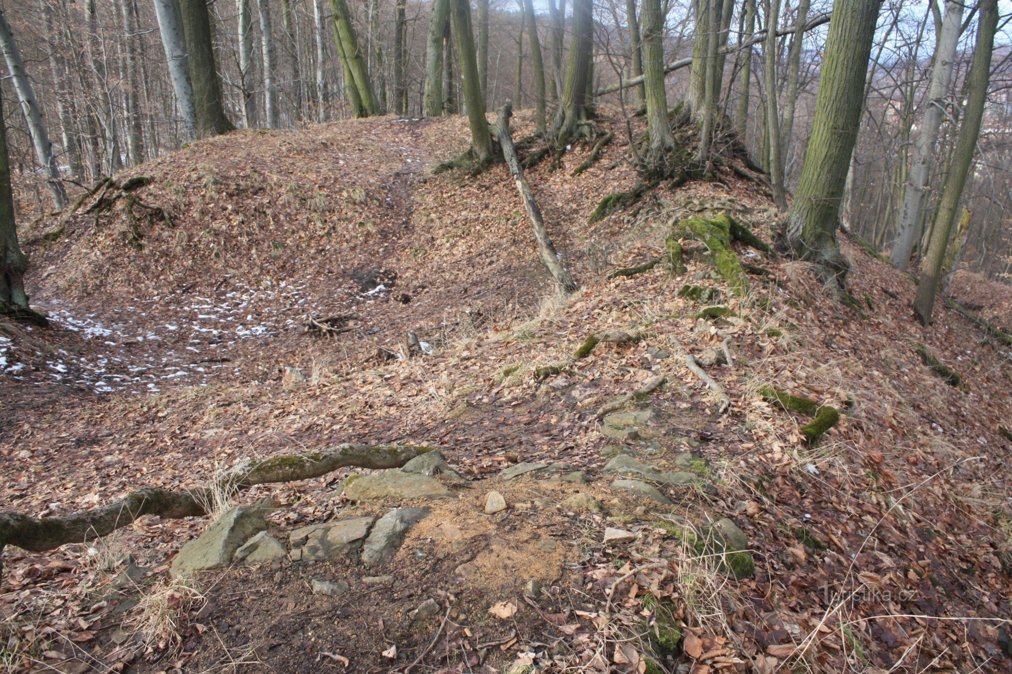 Ronov Castle - omtrek van de voormalige kasteelmuren