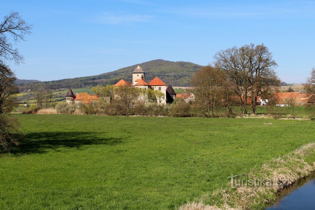 Lâu đài Švihov nhìn từ cây cầu bắc qua Úhlava