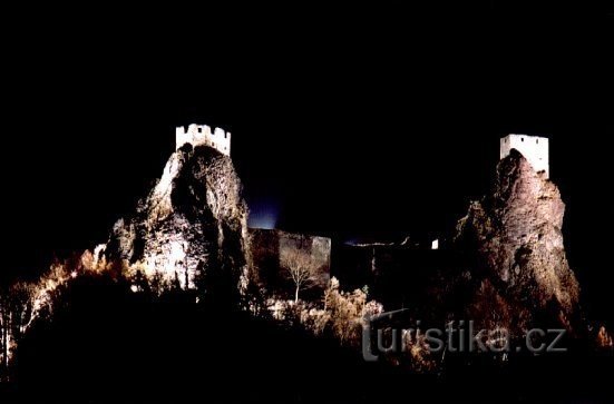 Schloss Trosky bei Nacht