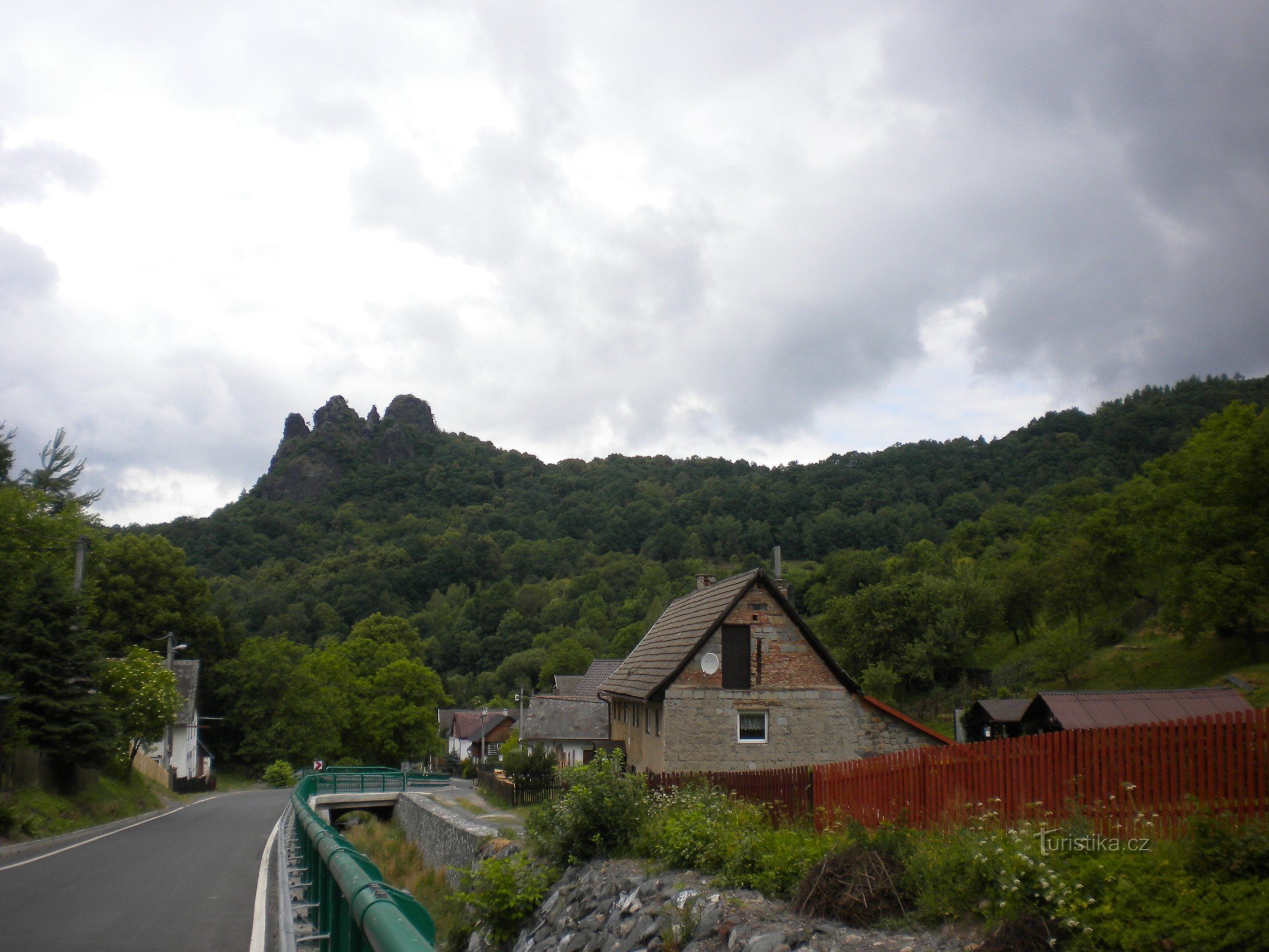 Dvorac Vrabinec nad Těchlovice (Přední Lhotou).