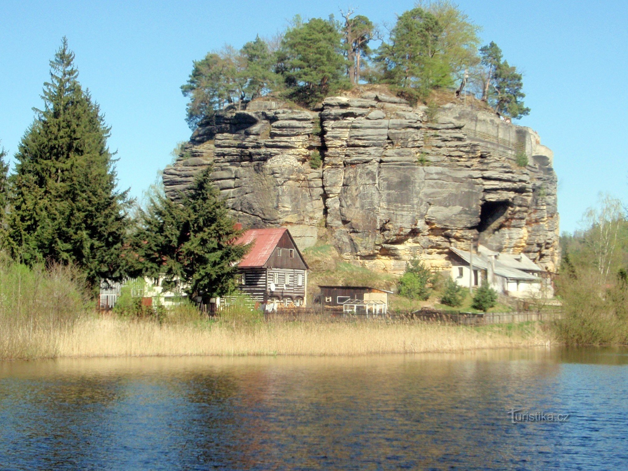 El castillo reflejado en el estanque.