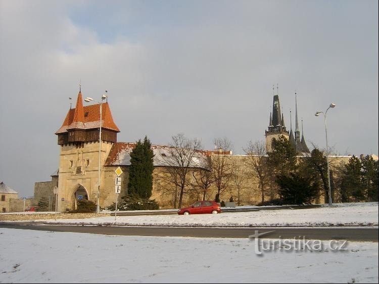 Muren en Žatecká-poort