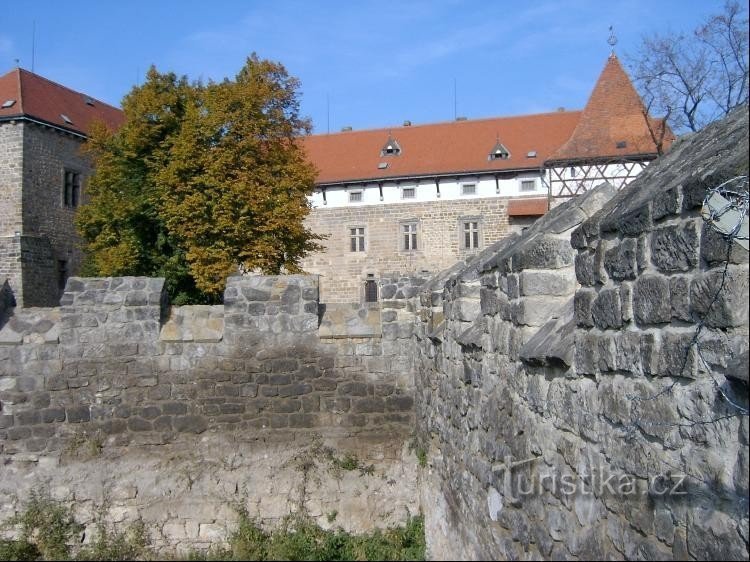 slottsmurar: Murar som slingrar sig runt hela slottet, sammankopplade med försvarsmurar