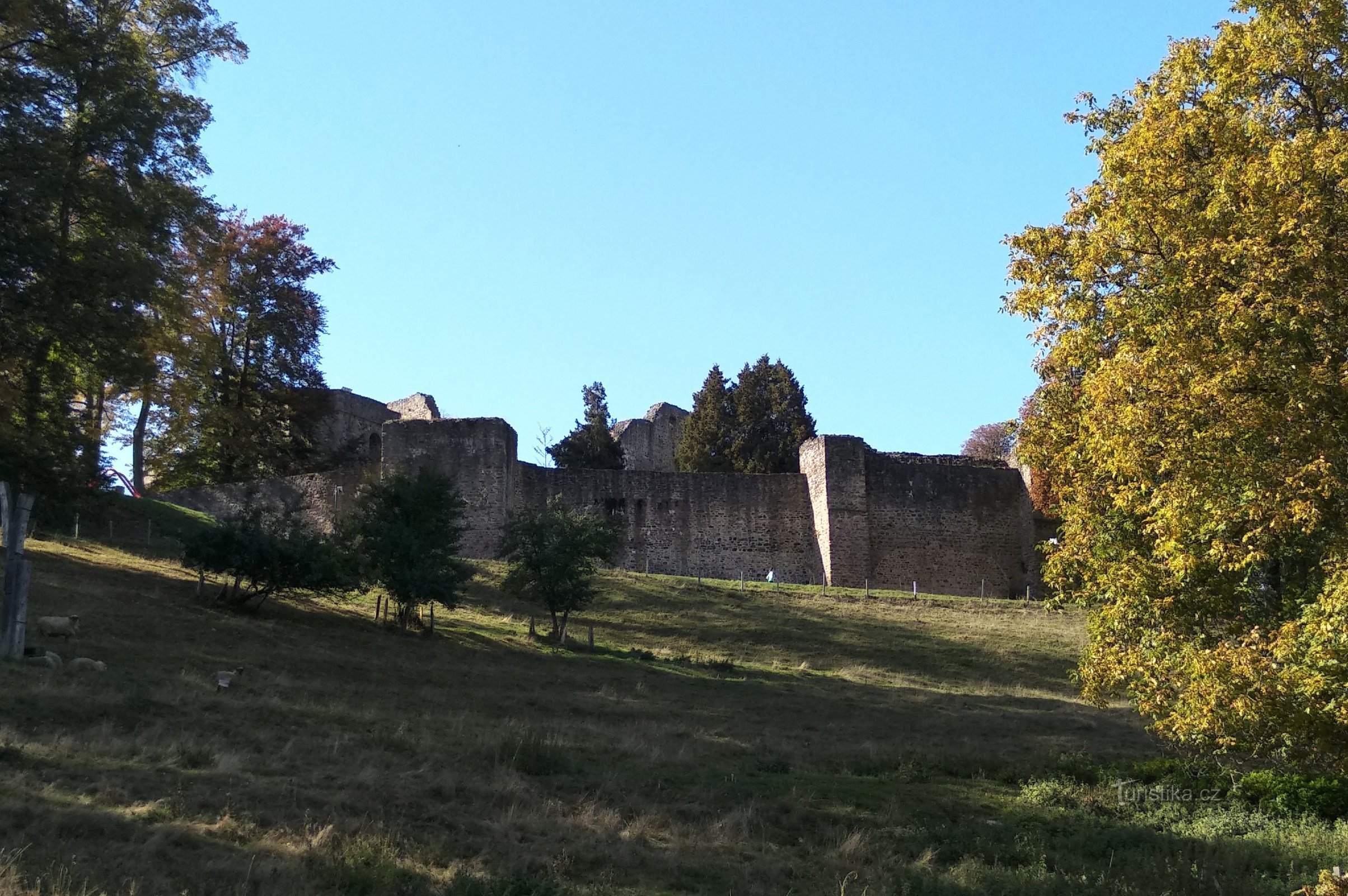 những bức tường của lâu đài Klenová
