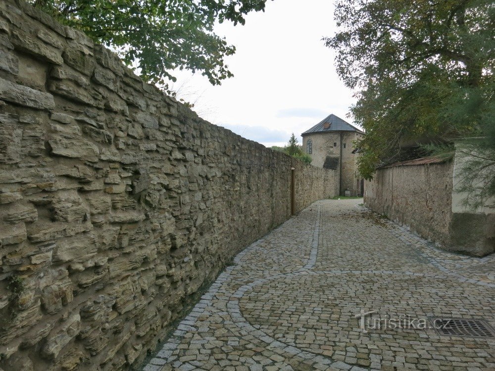 Mauern zwischen der Burg und dem Zázvorka-Turm