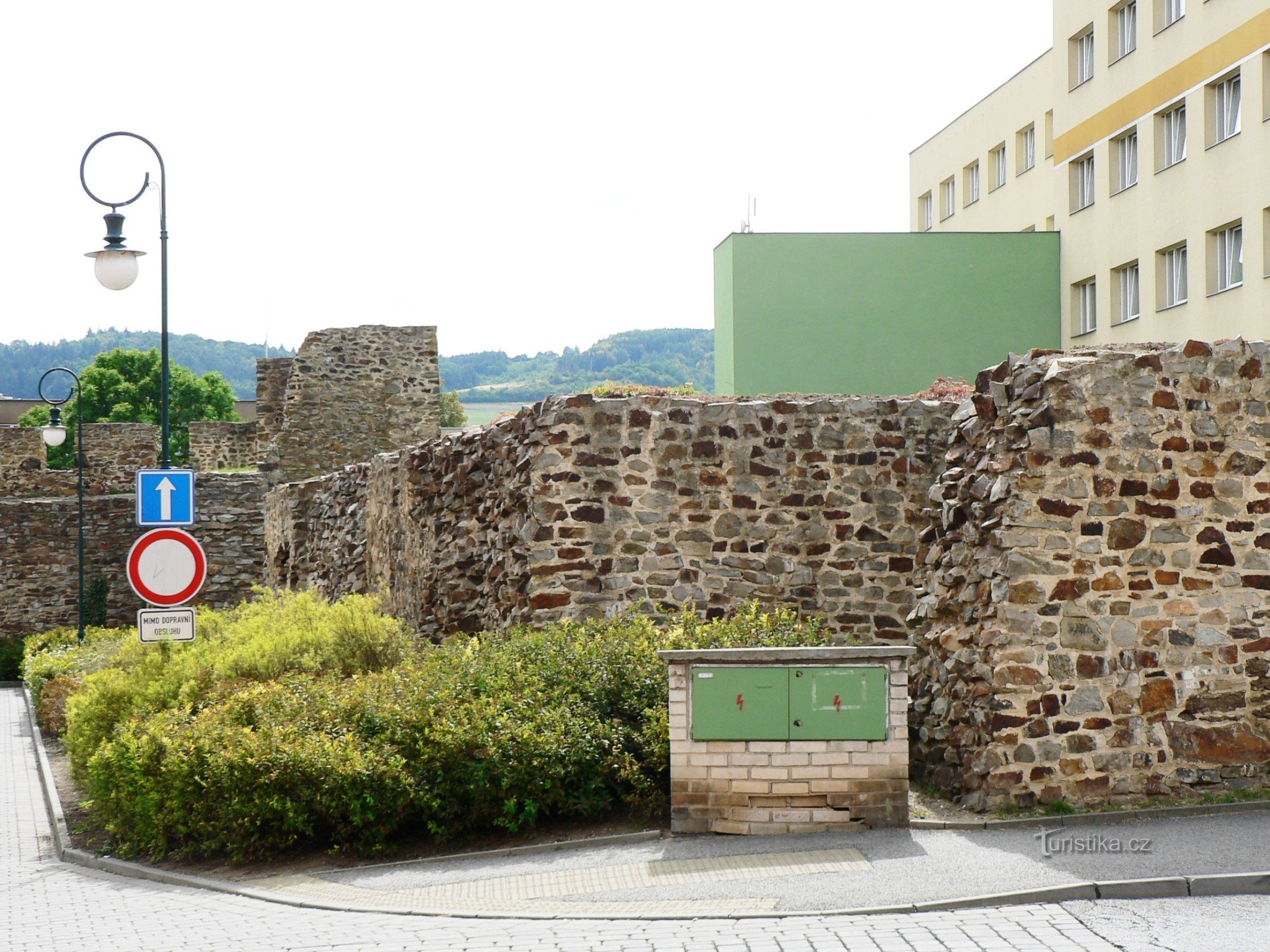 walls at the corner of Havlíčkova and Hrdlořezy streets