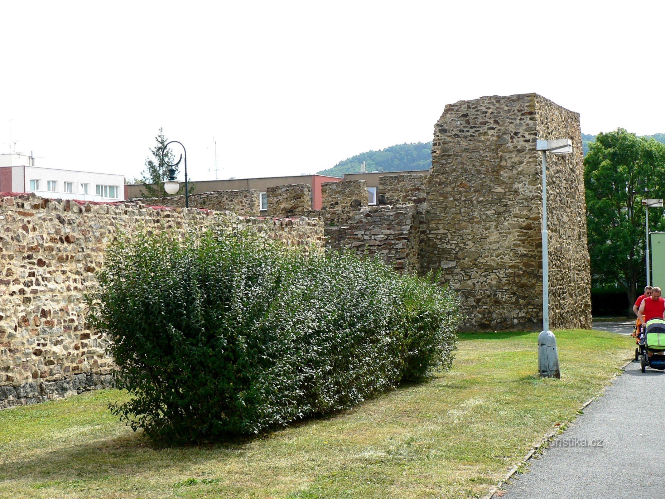 muren op de hoek van de straten Havlíčkova en Hrdlořezy