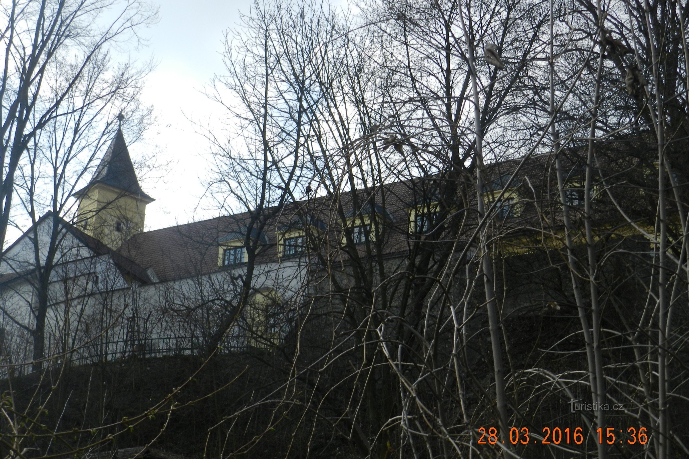 de muren onder het kasteel, achter de bomen (niet te zien in de zomer)