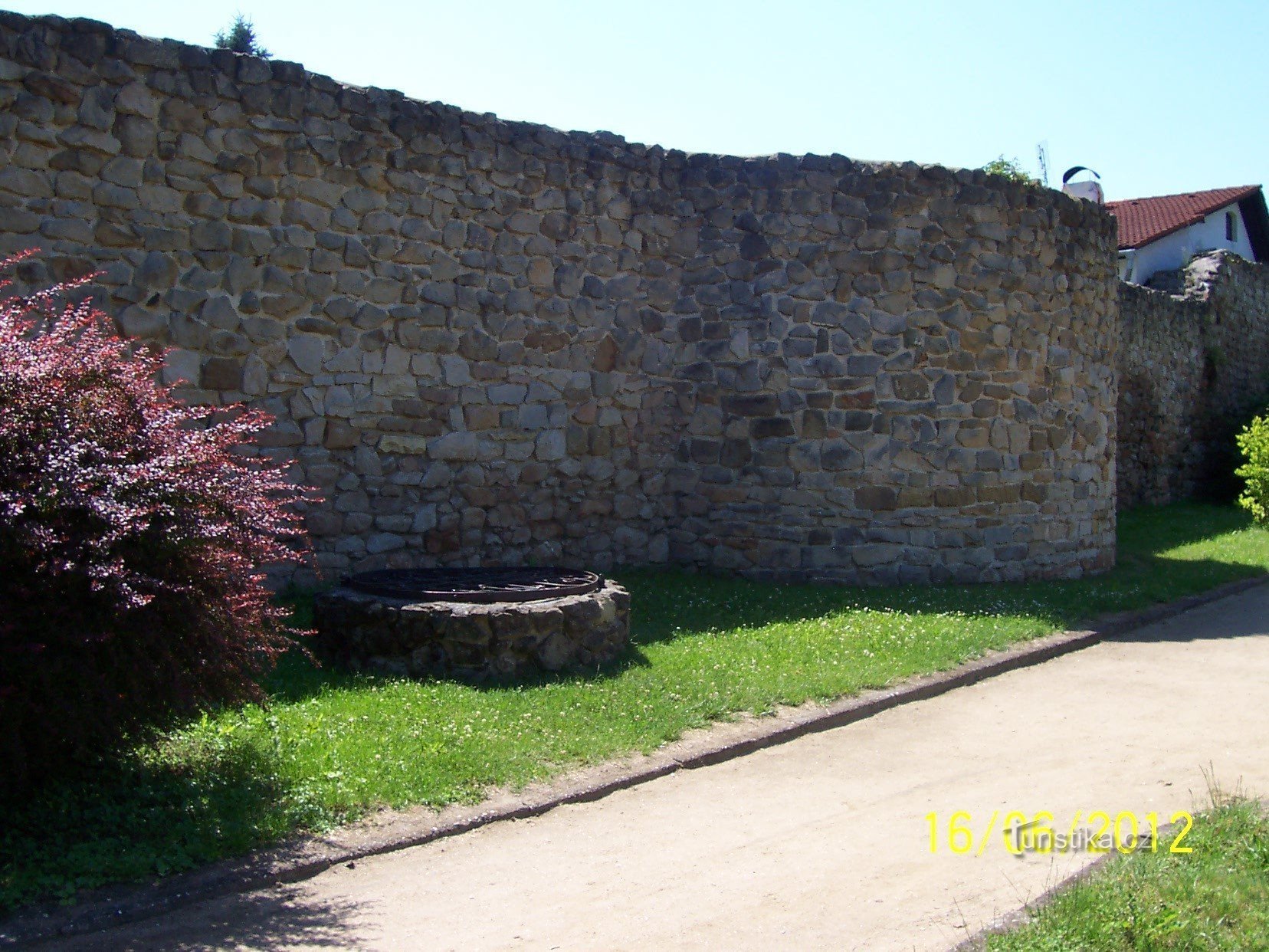 vægge med delvist bevaret bastion